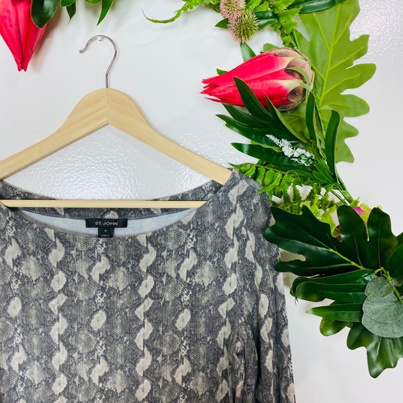 St. John snakeprint blouse ✨size medium - Picture 5 of 5